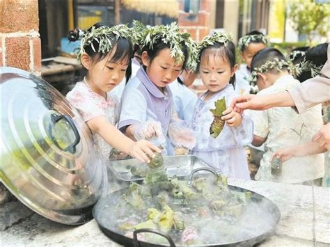 [图片]用户手指点击屏幕上‘不感兴趣’按钮的特写画面